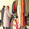 В Івано-Франківську волонтери запрошують людей до бутіку: безкоштовно роздають речі переселенцям
