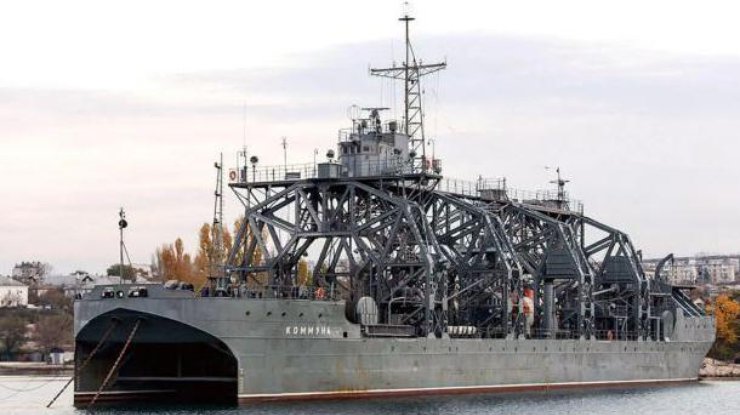Фото: ЗСУ ударили по російському кораблю "Коммуна" (profile.ru)