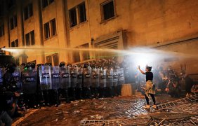 У Тбілісі силовики водометами та гумовими кулями розганяють мітинг проти "закону про іноагентів" (відео)