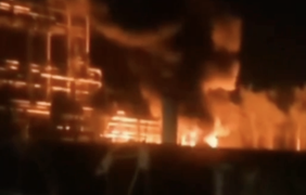 У росії вночі горів нафтопереробний завод під Калугою (відео)