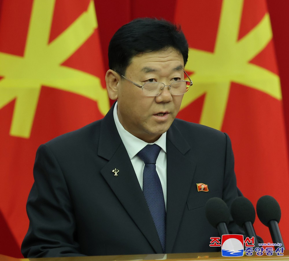 Чиновники КНДР почали носити значки з портретом Кім Чен Ина