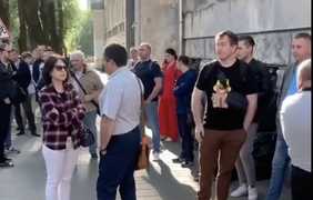 Чоловіки приходять з шостої ранку: кореспондентка "Інтера" показала чергу до львівського ТЦК