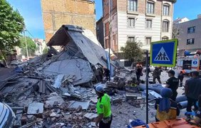 У Стамбулі семеро людей постраждали й одна загинула через обвалення триповерхового будинку (відео)