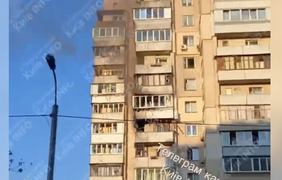 У Києві уламки ракети впали на житловий будинок (відео)