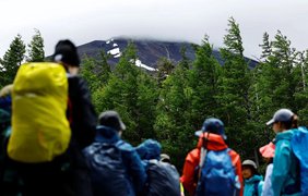 Влада Японії захищає гору Фудзі від туристів (відео)
