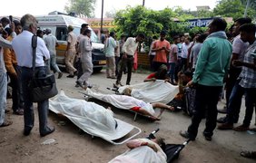 107 людей загинули в тисняві на релігійному заході в Індії (відео)